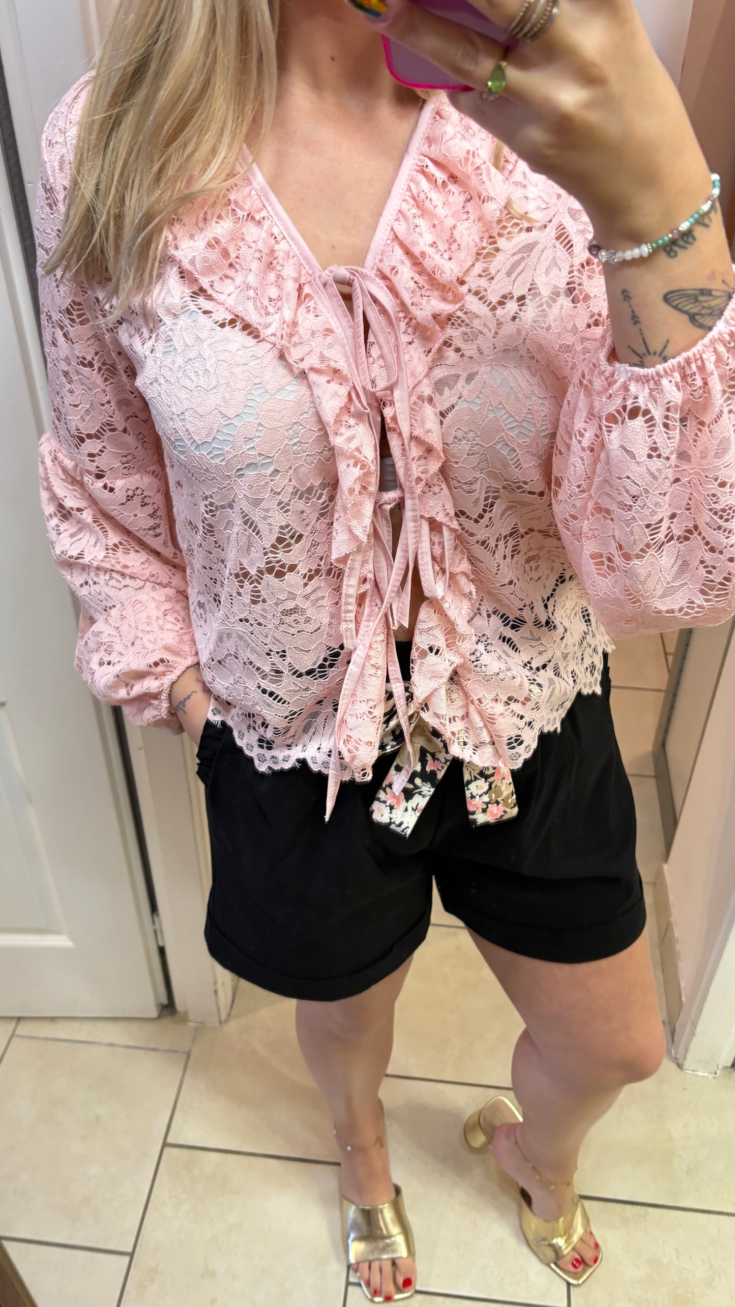 Blouse rose à dentelle