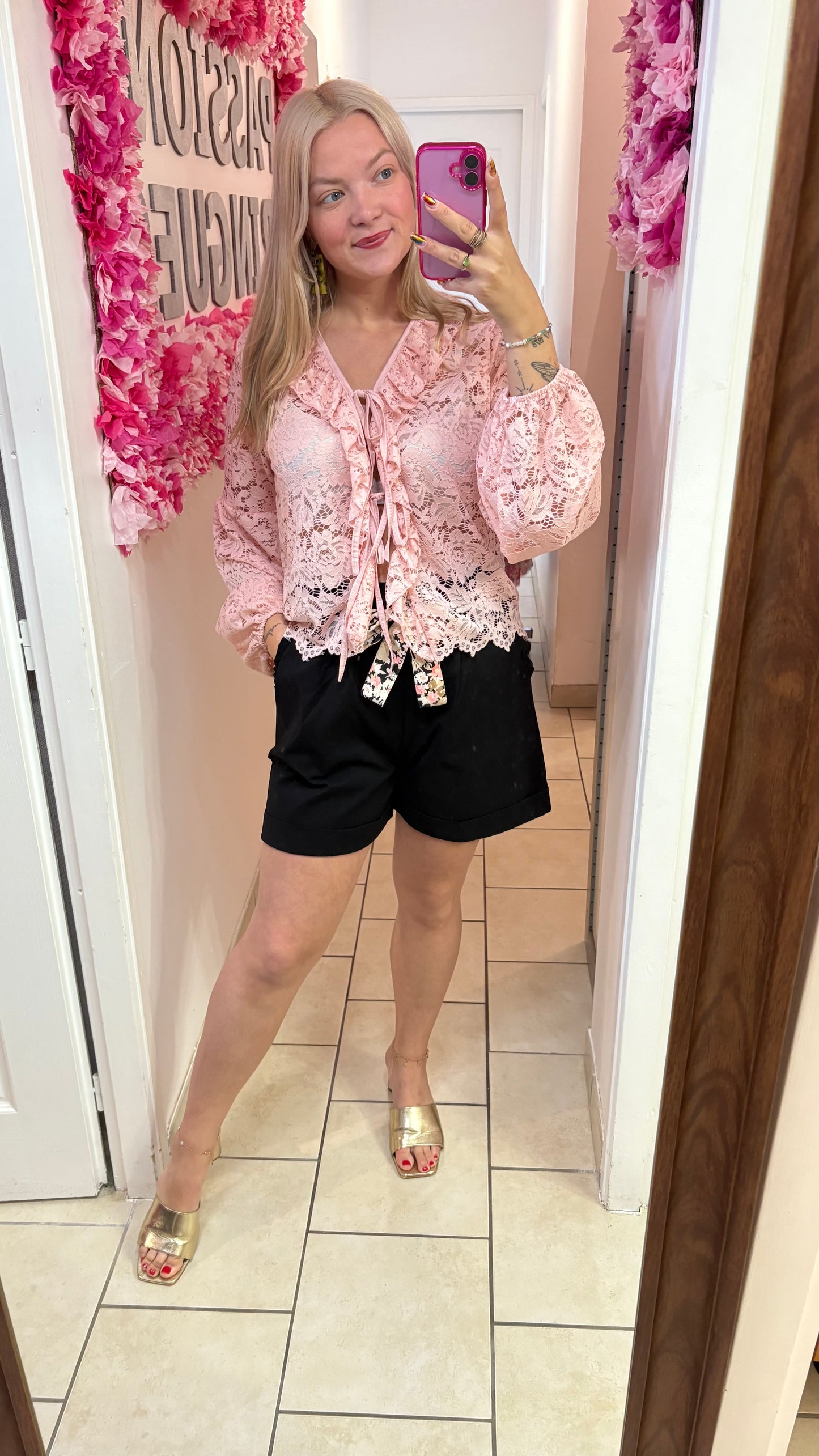 Blouse rose à dentelle