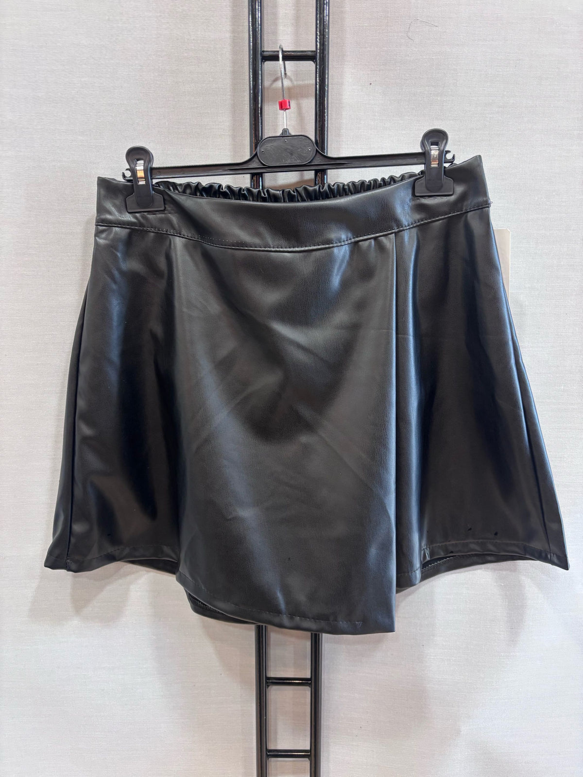 Jupe short simili noir