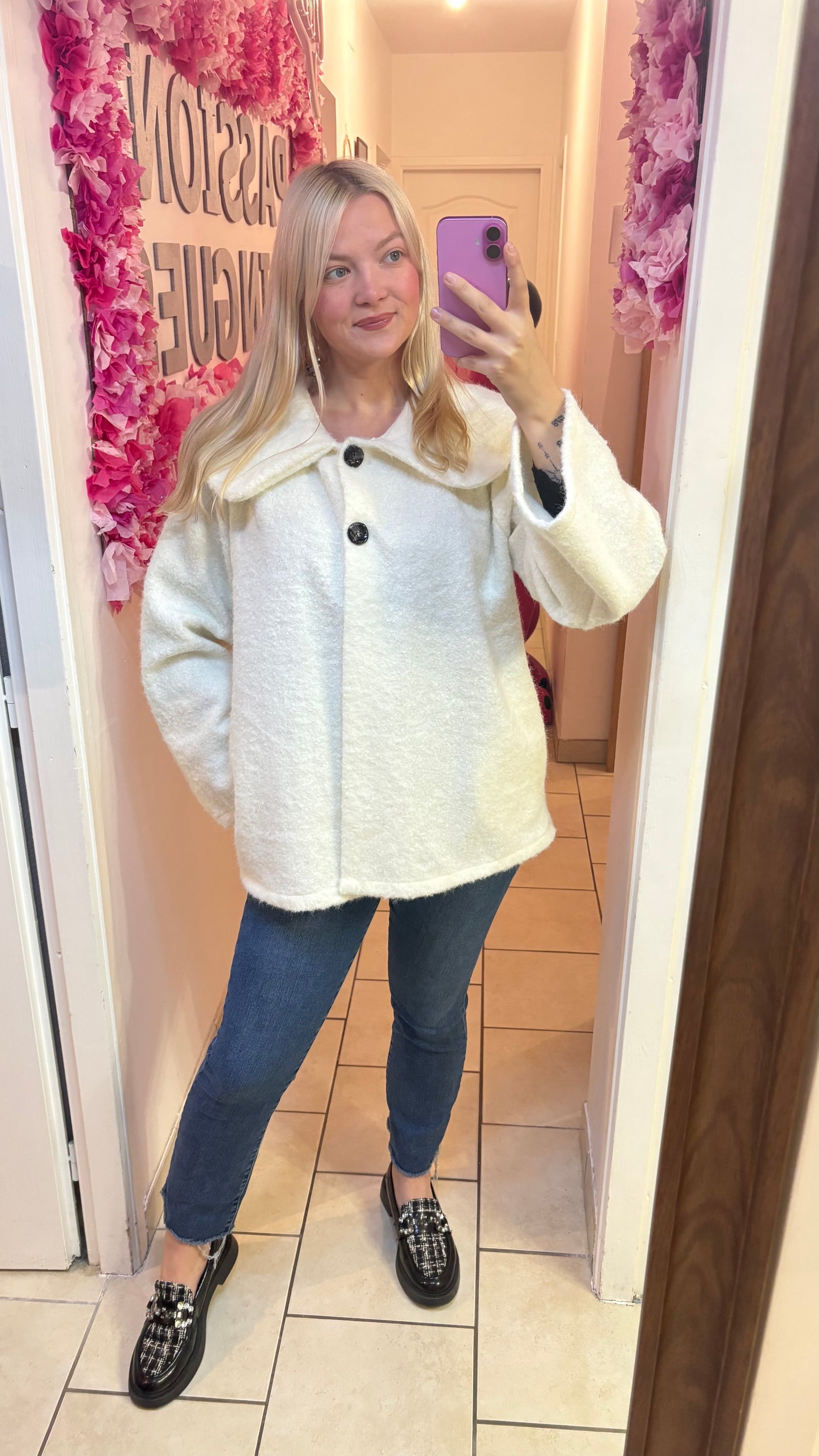 Manteau à col blanc