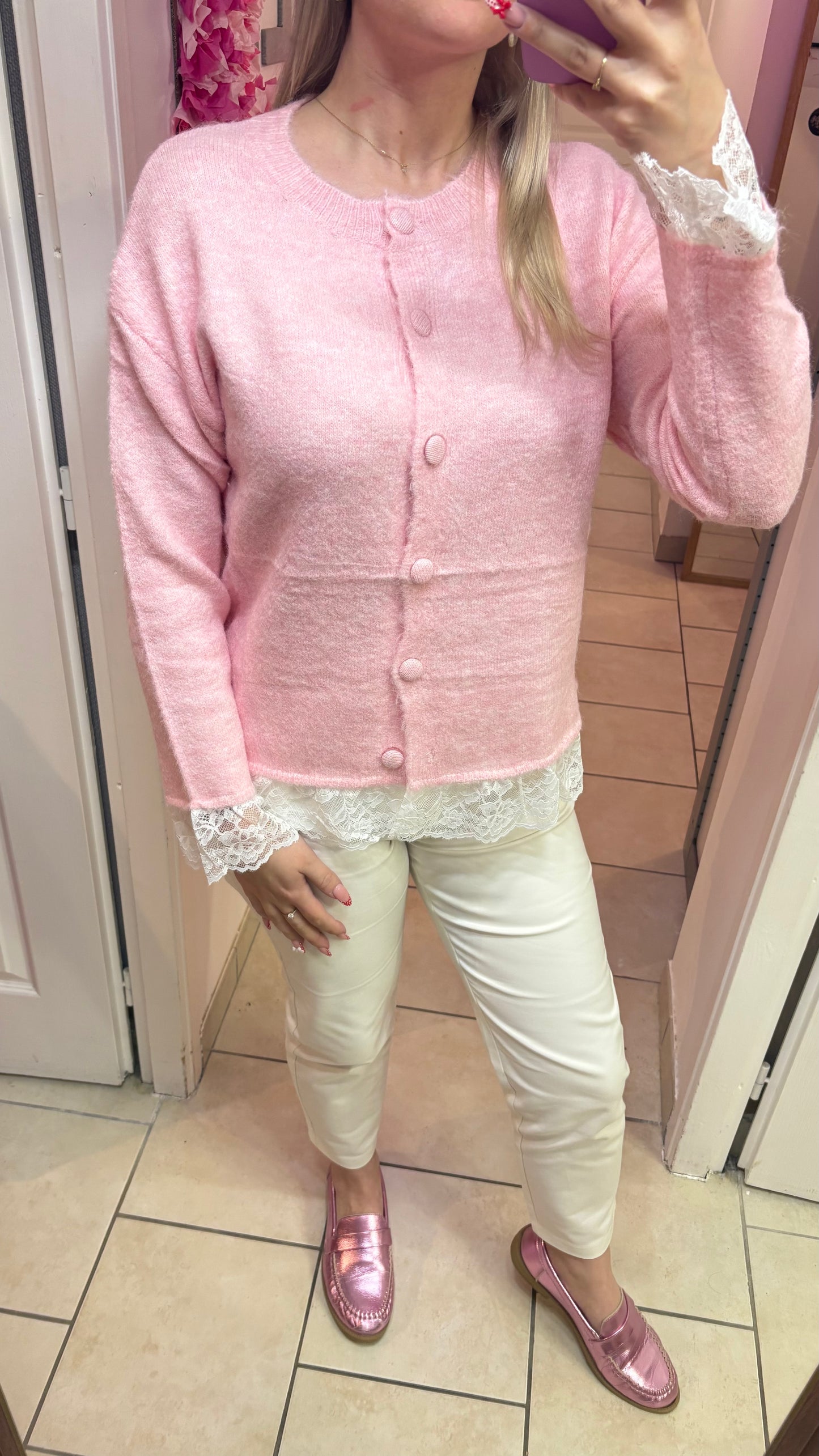 Pull rose à dentelle