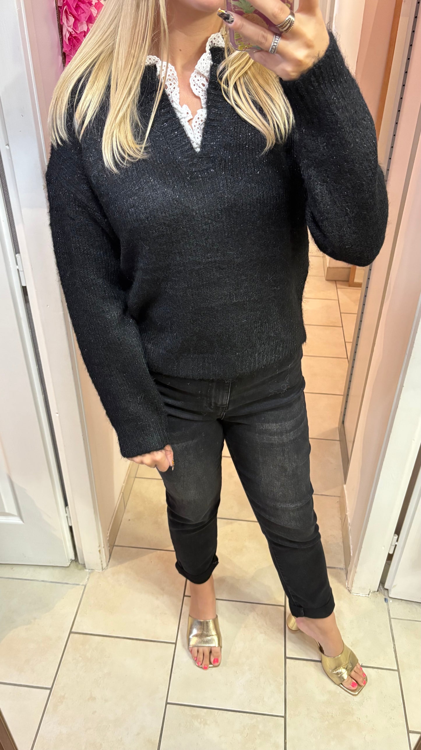 Pull noir à col broderie