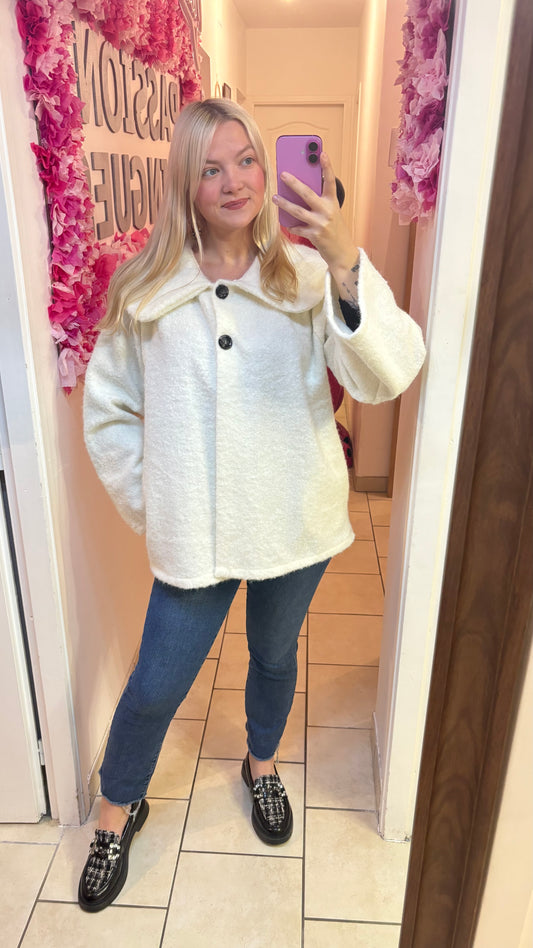 Manteau à col blanc