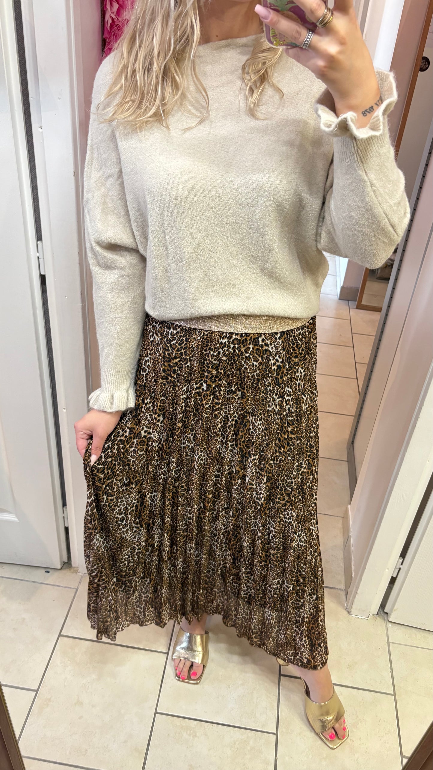 Pull beige à volants
