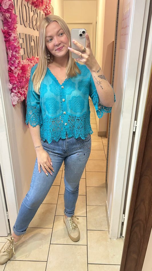 Blouse turquoise à dentelle