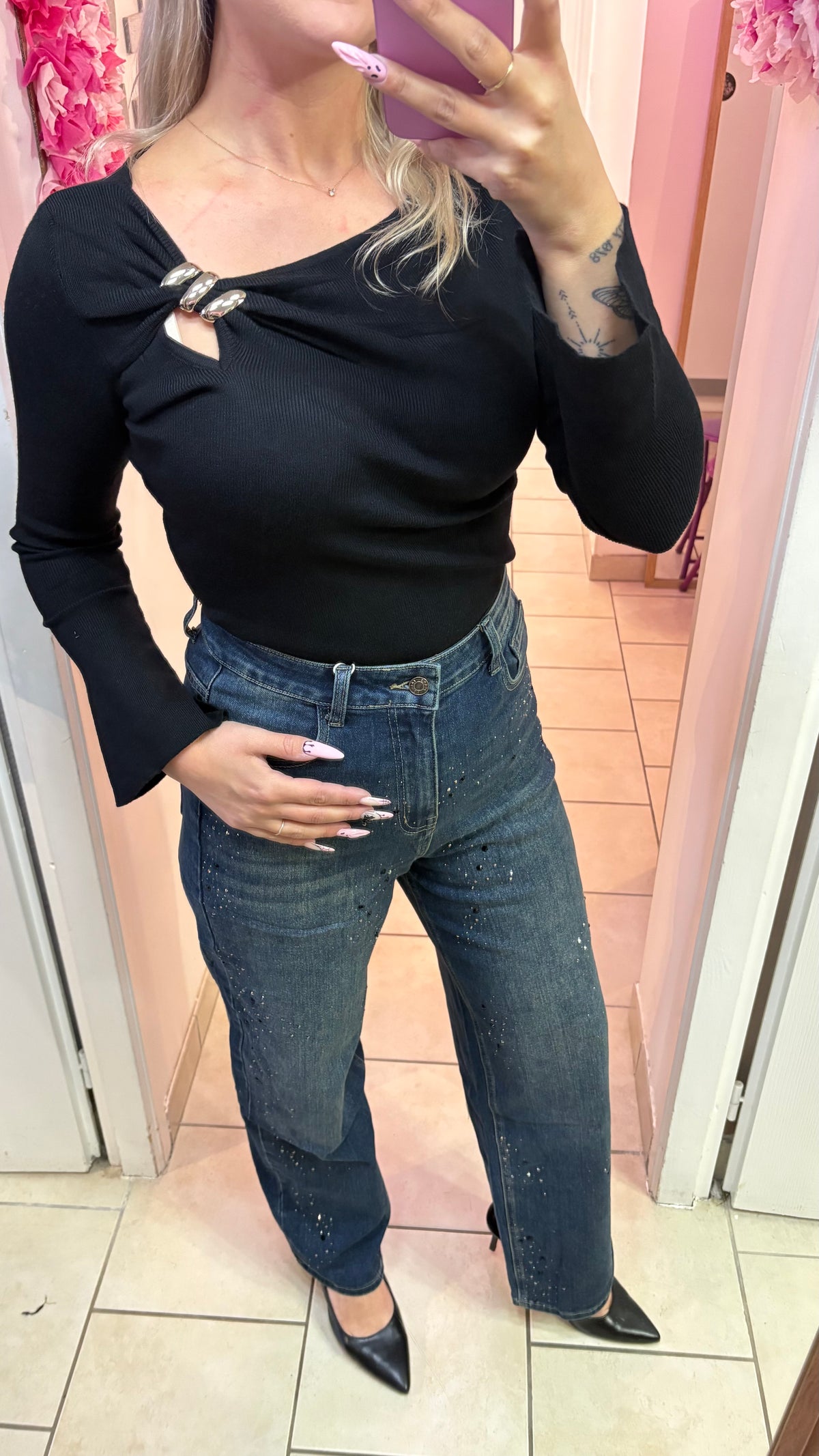 Pull noir à détail