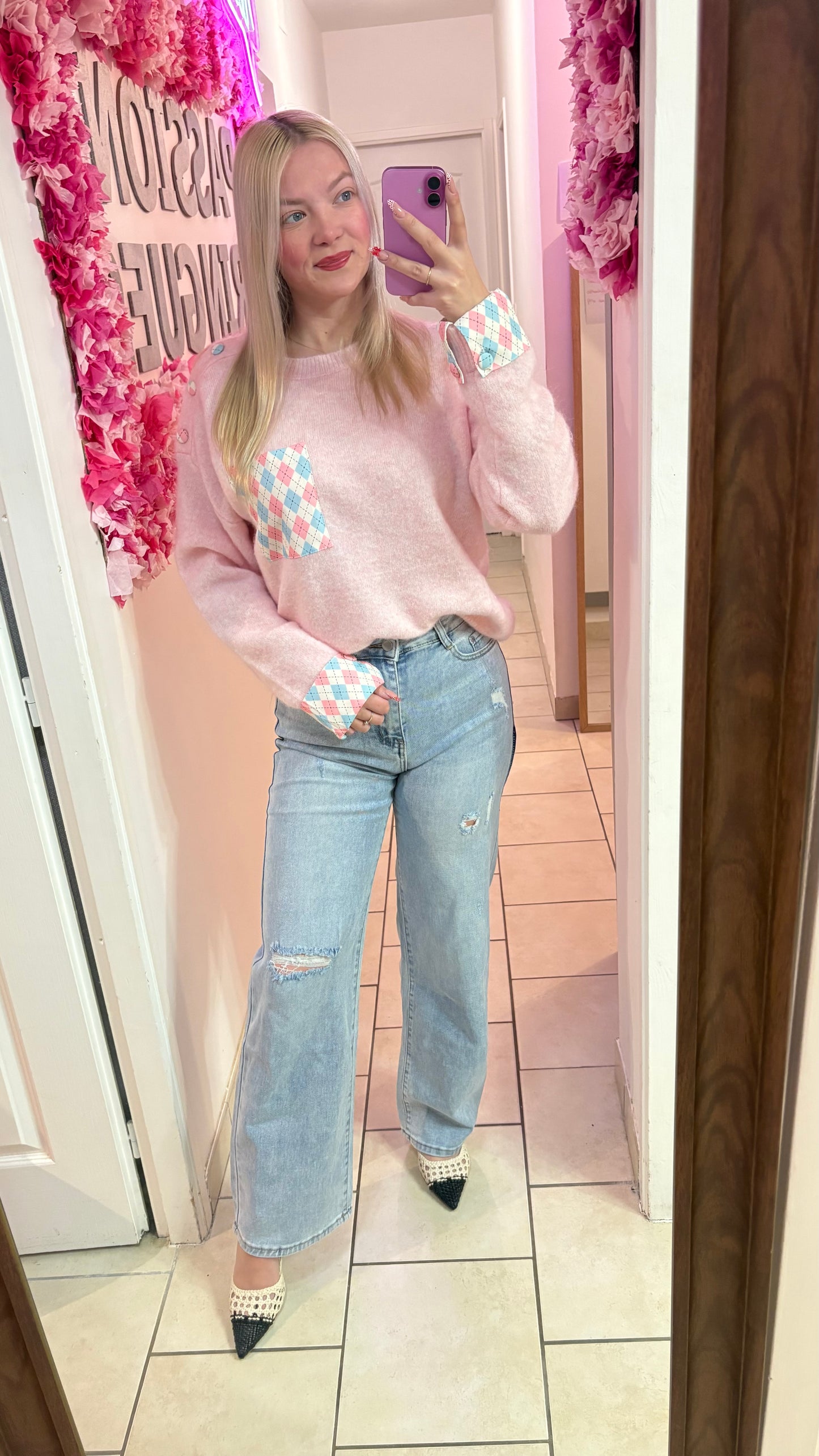 Pull rose à détails